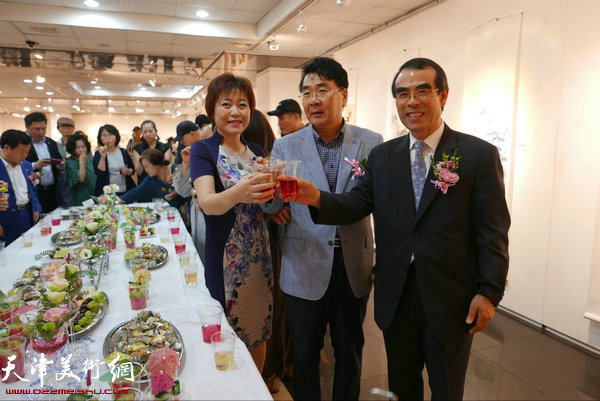 李澜、河太逵、金昌培举杯庆祝画展取得圆满成功。
