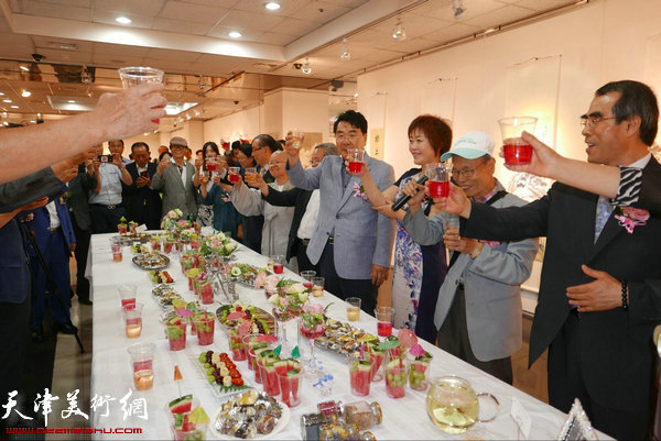 李澜、河太逵、金昌培举杯庆祝画展取得圆满成功。