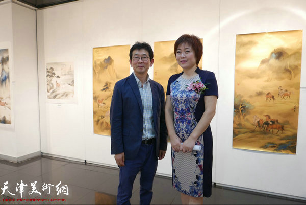 李澜与来宾在画展现场。