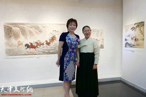 李澜与来宾在画展现场。