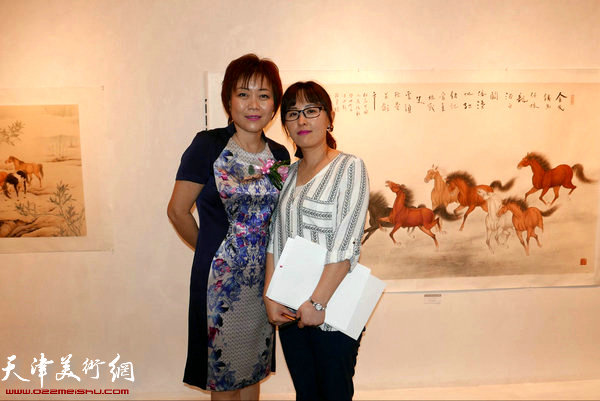 李澜与来宾在画展现场。