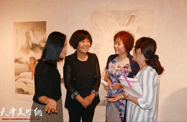 李澜与来宾在画展现场交流。