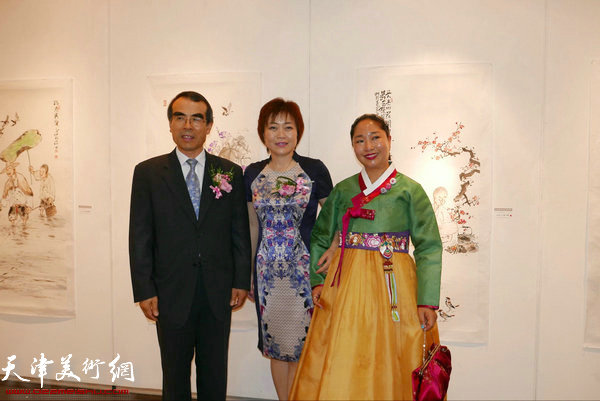 李澜、金昌培与来宾在画展现场。