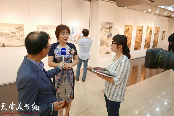 李澜与来宾在画展现场交流。