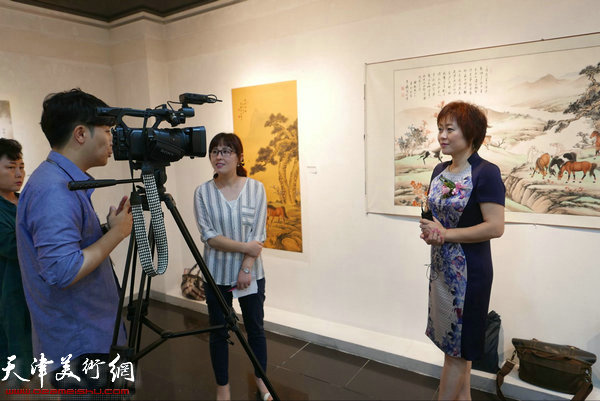 李澜在画展现场接受媒体采访。