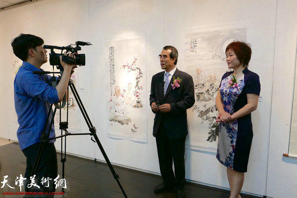 李澜、河太逵在画展现场接受媒体采访。
