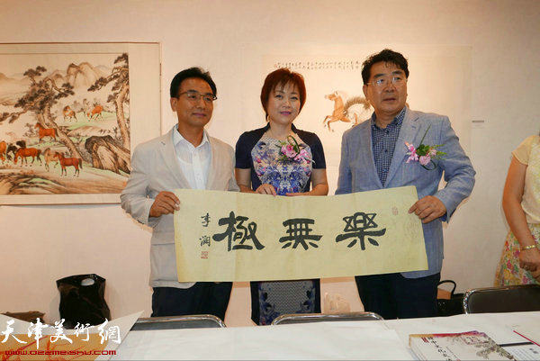 李澜向韩国相关机构赠送书画作品。