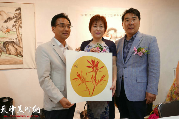 李澜向韩国相关机构赠送书画作品。
