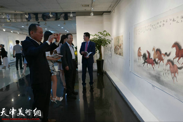 中国当代工笔名家李澜与韩国著名禅墨画家金昌培邀请展现场。