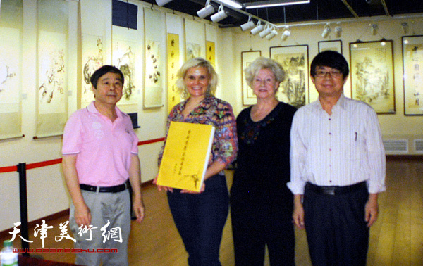 毓岳与兄长毓峋在爱新觉罗家族书画展上接待外国友人。 （2011年9月）
