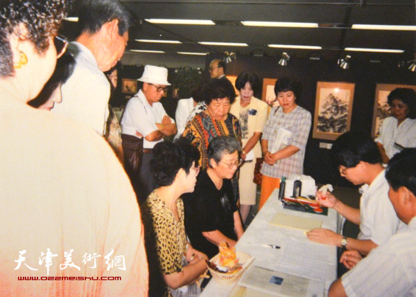  毓岳在日本进行书画演示。 （1991年）