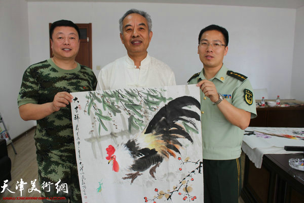 天津市聚贤书画院院长马凤柏与子弟兵。