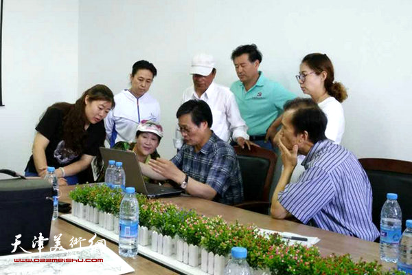 滨海新区画院院长王胜红在汉沽参加作品研讨观摩会并做作品指导