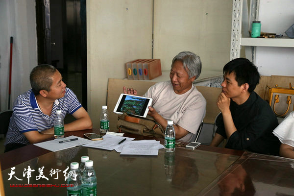 著名油画家曾抒嘉老师与新区画院副院长何秉华以及国画家杨海涛在一起交流作品