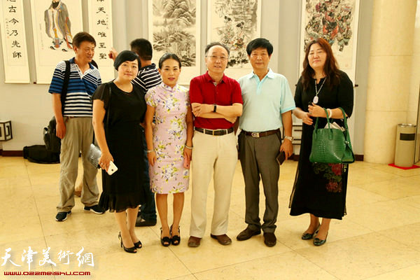 书画爱好者与中国书画报社社长、天津美术学院教授何东先生合影