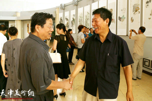 塘沽两届文联主席著名版画家赵海鹏先生与著名书法家楚宝路先生相聚于画展开幕仪式上