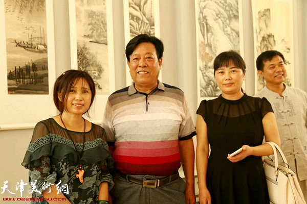 王德明与参加画展的国画家刘萍