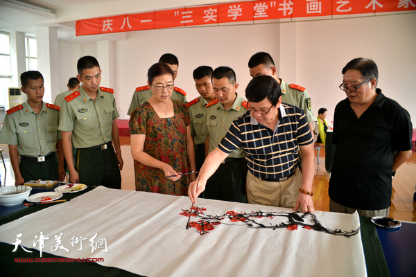 三实学堂艺术家走进军营慰问武警官兵