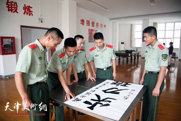 三实学堂艺术家走进军营慰问武警官兵