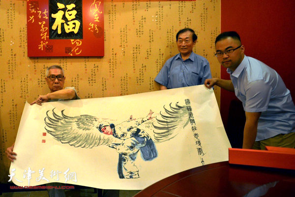 刘洪麟向新弟子王文哲赠送画作。