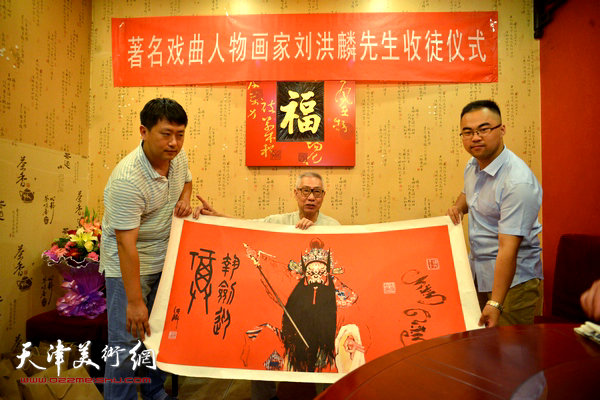 刘洪麟先生向弟子们赠送画作。