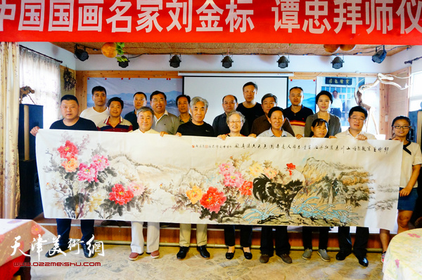 著名花鸟画家刘金标收农民艺术家谭忠为入室弟子