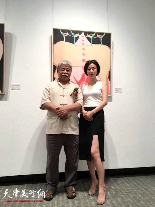 马兆琳与东方艺术馆杨建国在画展现场。
