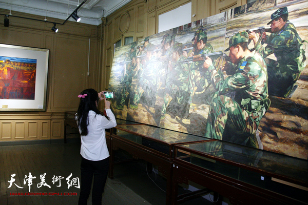 浩气永传承—纪念中国工农红军长征胜利80周年美术作品展现场。