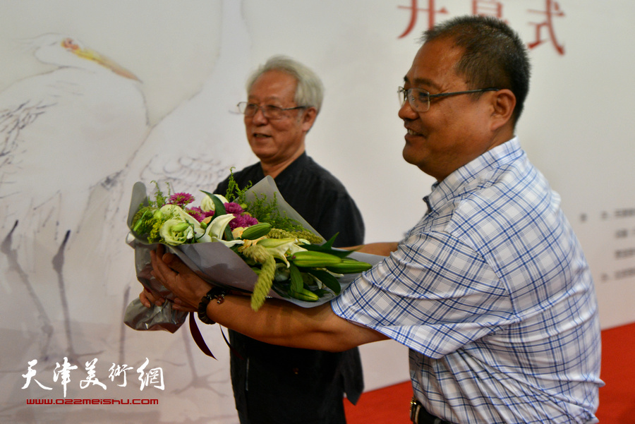 杭州友人专程来京为贾宝珉画展祝贺。