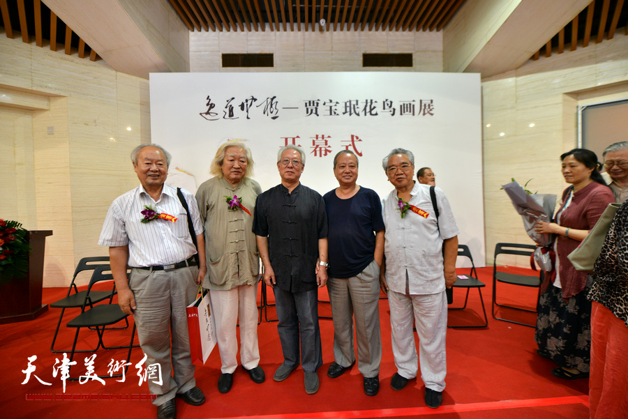 贾宝珉与老同学苏锡超、王学明等在画展现场。