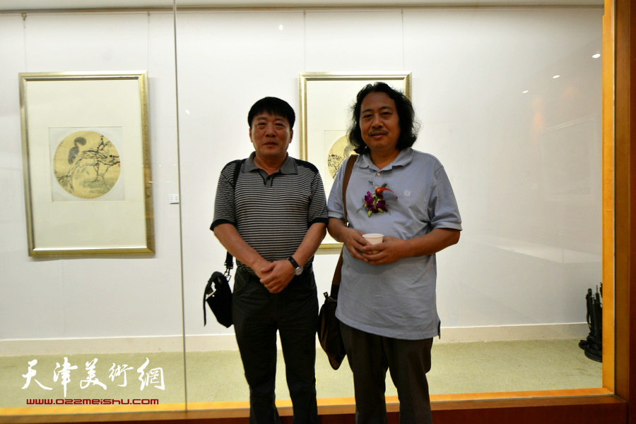 贾广健、高原春在画展现场。
