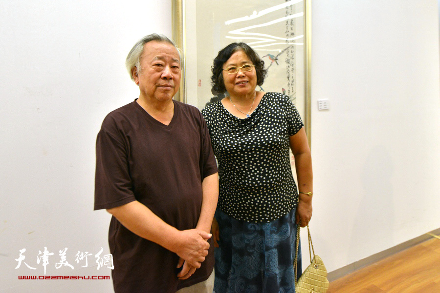 阮克敏与来宾在画展现场。