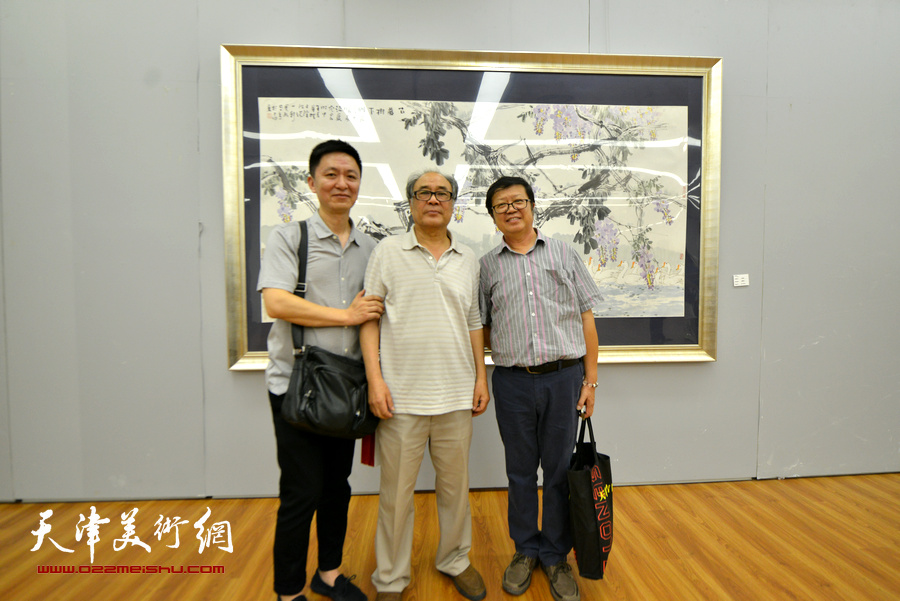 郭书仁、萧珑与来宾在画展现场。