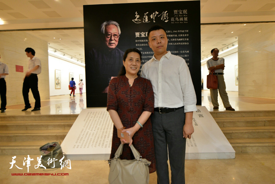 杨俊玲、李大光在画展现场。