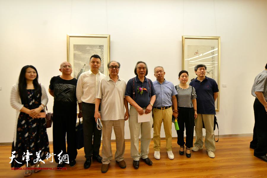 霍春阳、郭书仁、谷军、李大光等在画展现场。