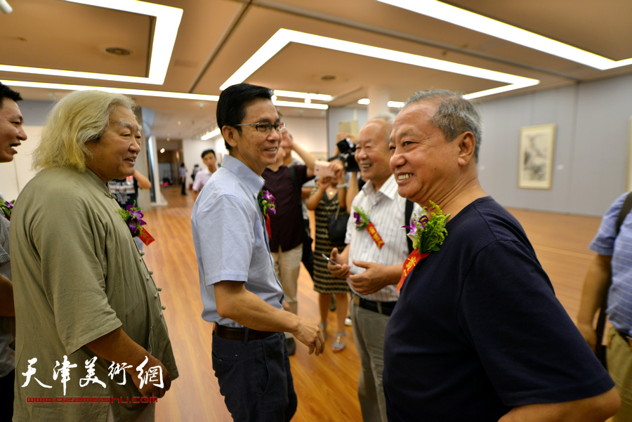 何家英与尹默、李学明等在画展现场交流。