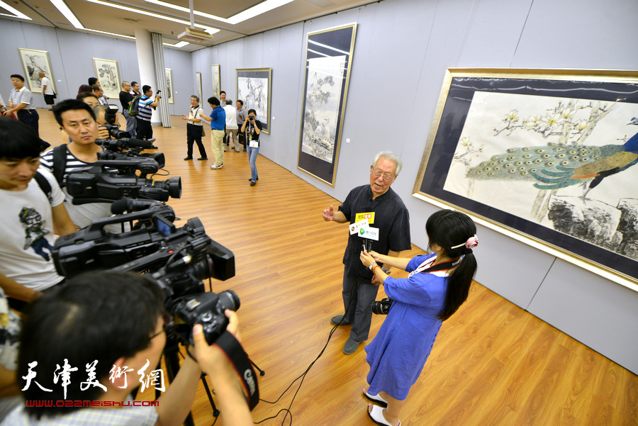 贾宝珉在画展现场接受媒体采访。
