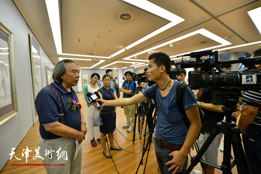 霍春阳在画展现场接受媒体采访。