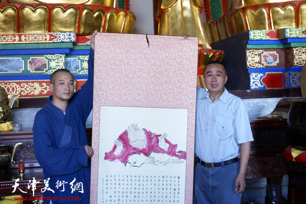 书画家朱毅将精心创作的作品敬献给寺庙。