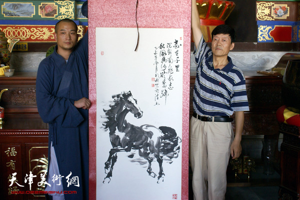 画家赵同科将精心创作的作品敬献给寺庙。