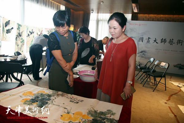 天津书画名家作品惠民展卖活动在融创中心举行