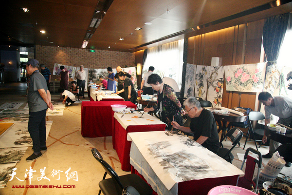 天津书画名家作品惠民展卖活动在融创中心举行