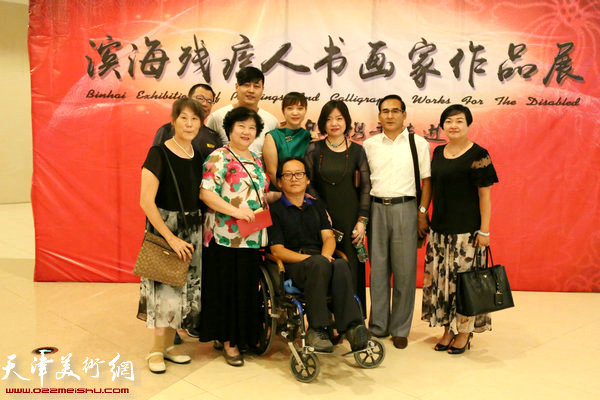 参加画展开幕仪式的书法家冯薇及观众与国画家刘建友合影