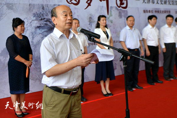 市政府参事室副主任、文史研究馆副馆长阎金明主持书画展开幕仪式。