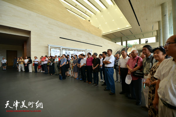 “不忘初心·圆梦中国”——天津市文史研究馆馆员书画精品展开幕仪式现场。