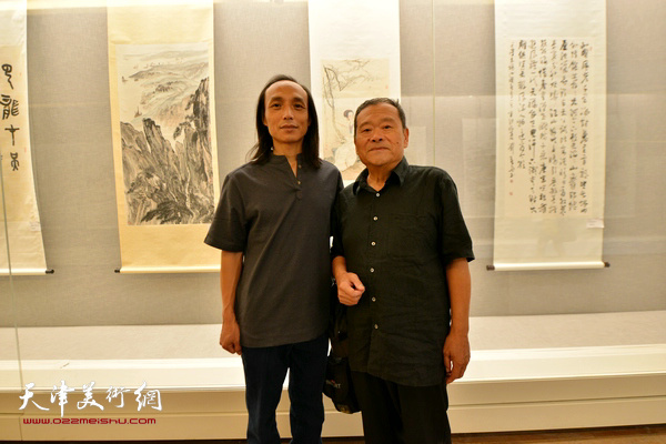 董铁山、万志新在书画展现场。