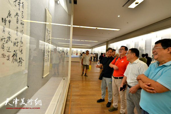 “不忘初心·圆梦中国”——天津市文史研究馆馆员书画精品展现场。