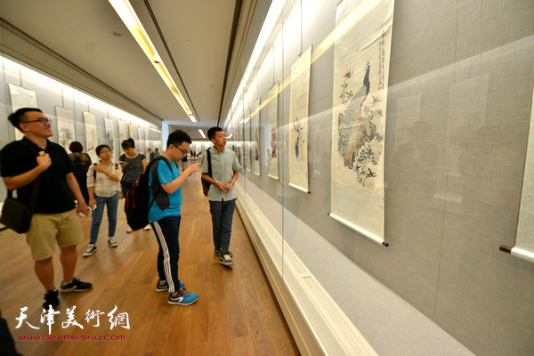 “不忘初心·圆梦中国”——天津市文史研究馆馆员书画精品展现场。