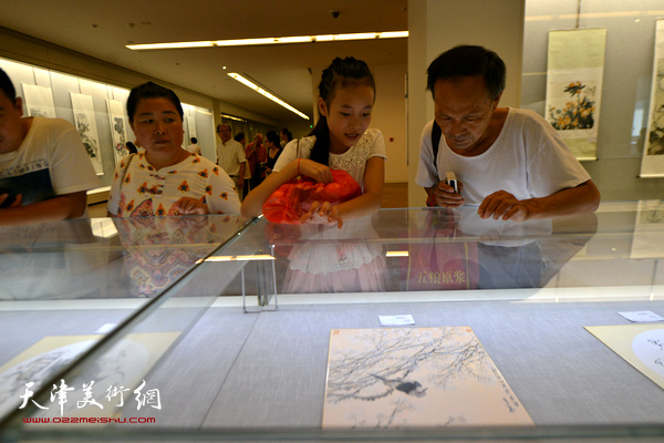 “不忘初心·圆梦中国”——天津市文史研究馆馆员书画精品展现场。