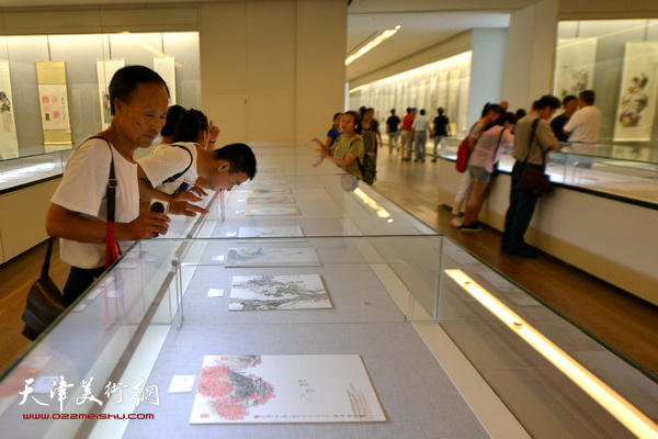 “不忘初心·圆梦中国”——天津市文史研究馆馆员书画精品展现场。